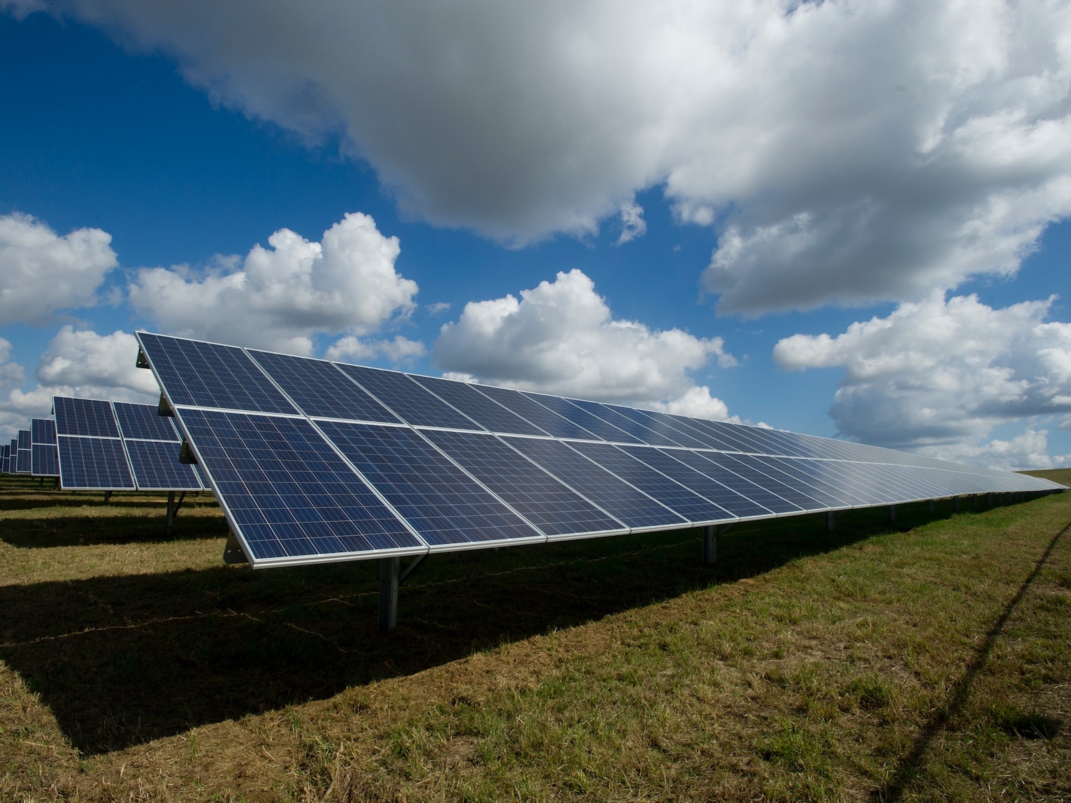 Painéis fotovoltaicos instalados em um campo aberto