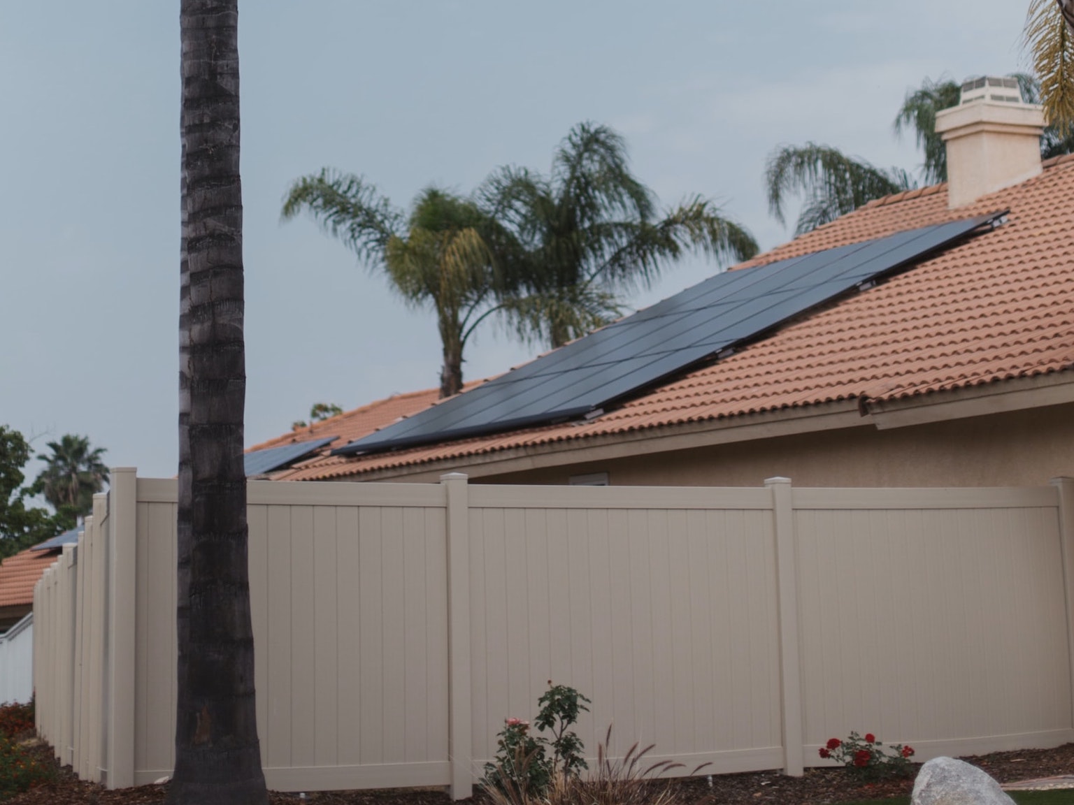 Casa com painel fotovoltaico instalado no telhado