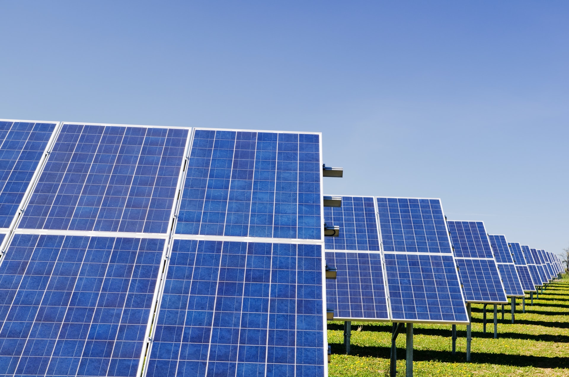 Painéis fotovoltaicos instalados em um campo aberto